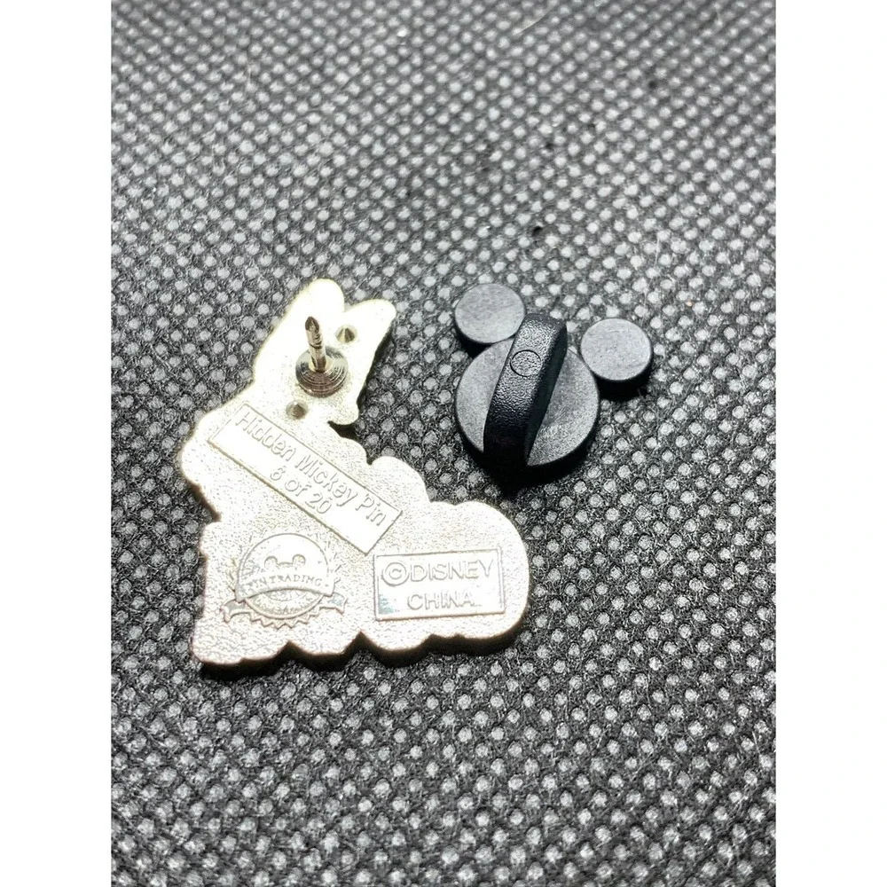 2011 Daisy Duck Good Disney pin hidden Mickey silver chaser
